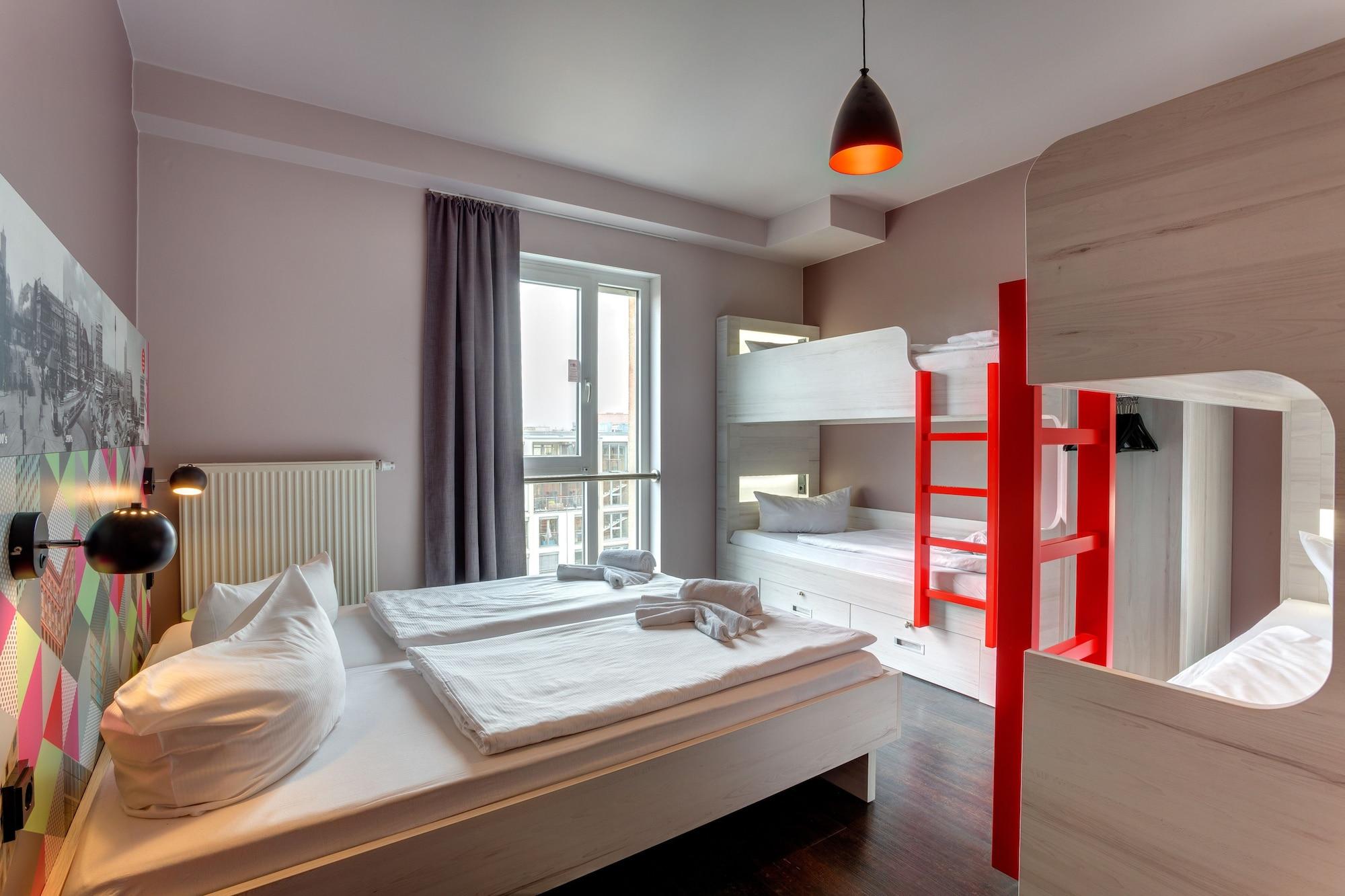 Meininger Hotel Berlin Alexanderplatz Esterno foto