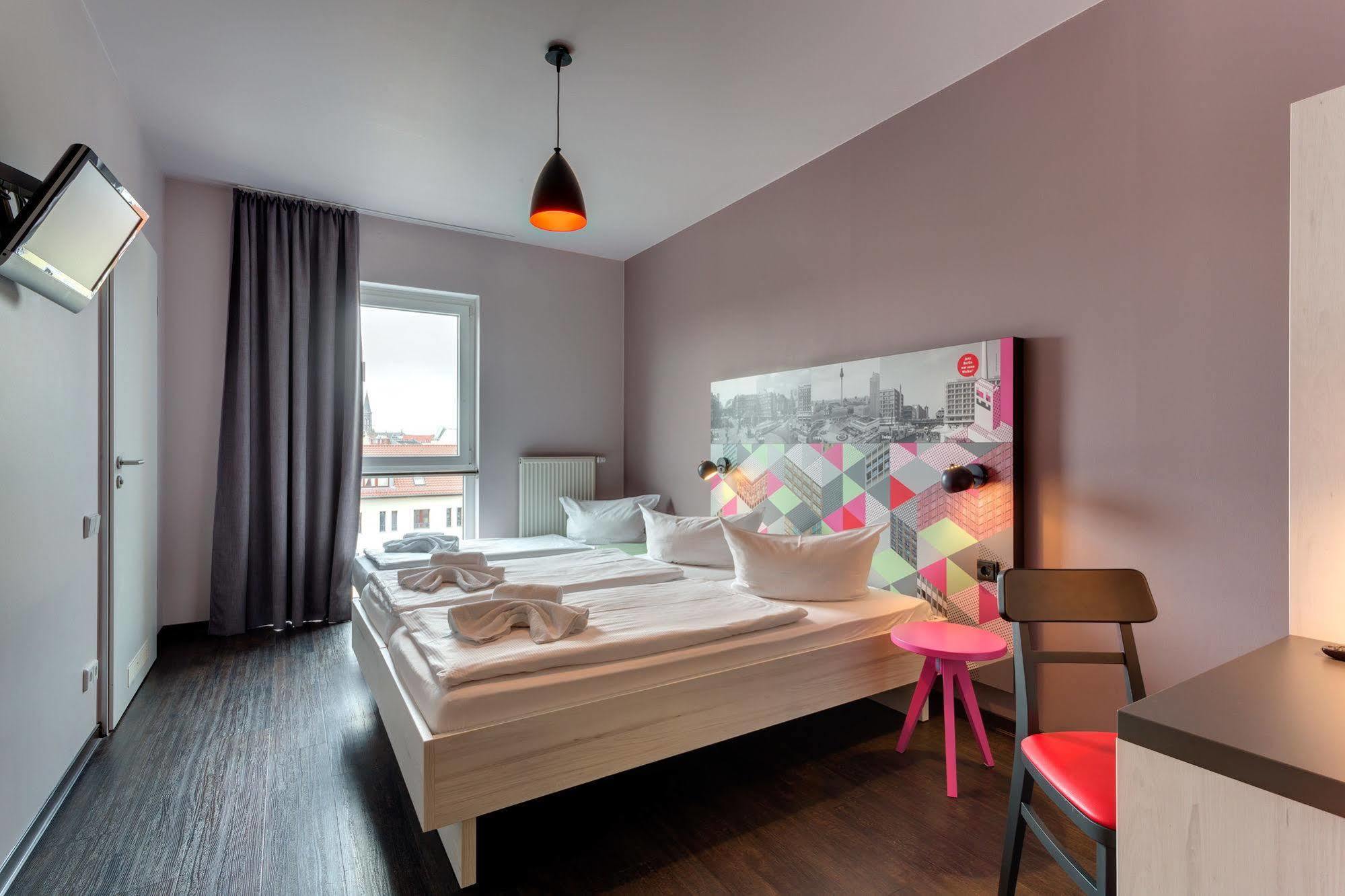Meininger Hotel Berlin Alexanderplatz Esterno foto